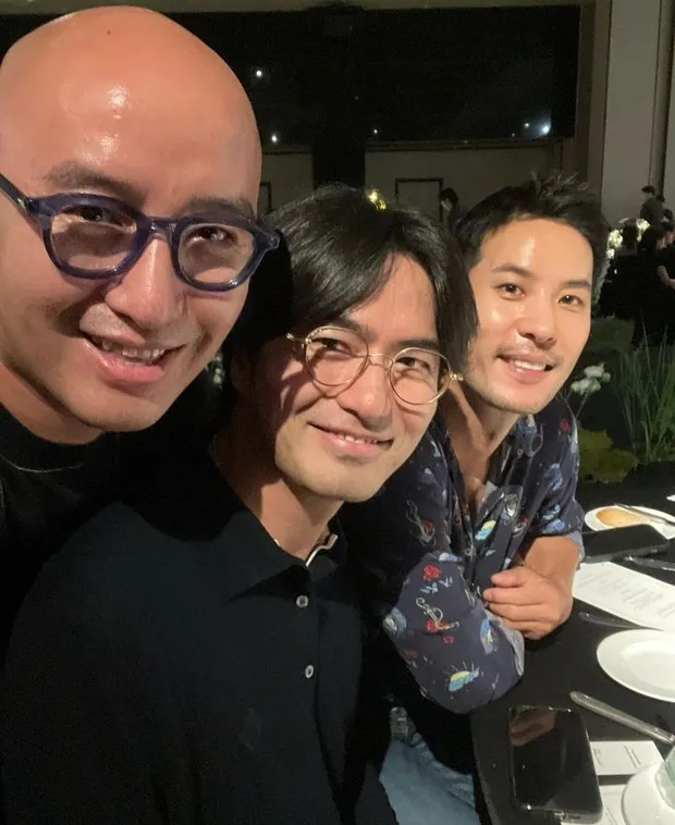 O famoso ator Lee Jin Wook e o ator Kim Ji Seok também compareceram ao casamento  