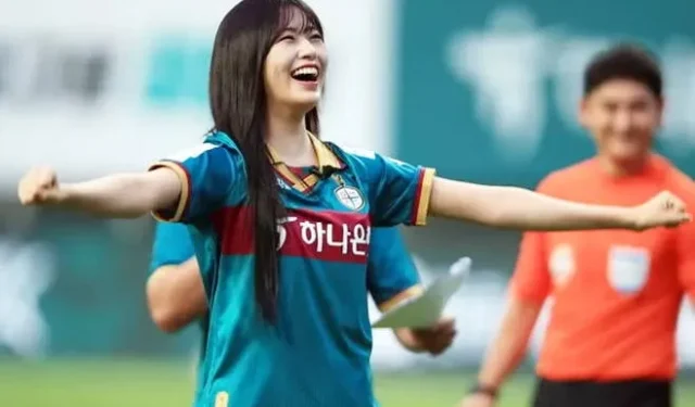 Cantante femenina que pateó el primer gol para el equipo de fútbol de su ciudad natal tan pronto como regresó a Corea