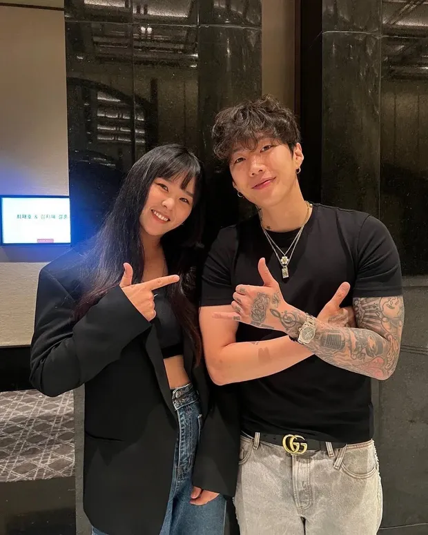 Jay Park mette in mostra il suo bell'aspetto.  Ha anche scattato foto commemorative con altri ospiti.