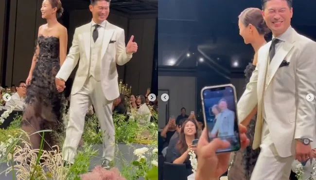 O feliz casal deu as mãos e caminhou até o altar