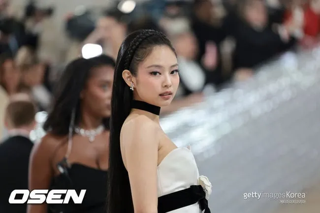 Jennie 身穿由傳奇人物 Karl Lagerfeld 設計的 Chanel 1990 秋冬系列的複古造型，看起來就像一位公主