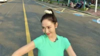 Jessica Jung expõe umbigo nas ruas da China? “Fio do microfone na cintura”