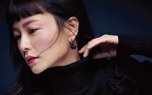 Jung Yoo Mi sfida i capelli decolorati e il trucco scuro per la prima volta per il suo personaggio audace in “Celebrity”