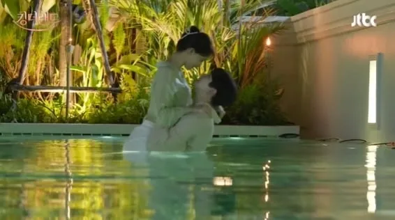 I segreti dietro le quinte della scena del bacio in piscina di Lee Jun Ho e Yoona “King the Land” in Thailandia