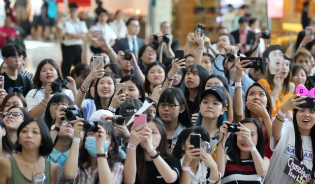 Sollten weibliche Fans für all die unangenehmen Vorfälle bei den Fansigning-Events der Idole verantwortlich gemacht werden?