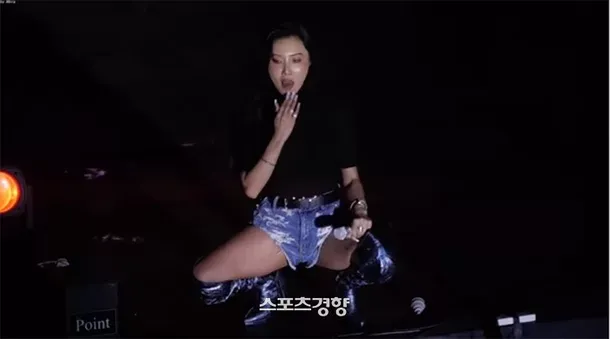 Associação de pais registra queixa legal contra Hwasa por obscenidade no palco do festival universitário