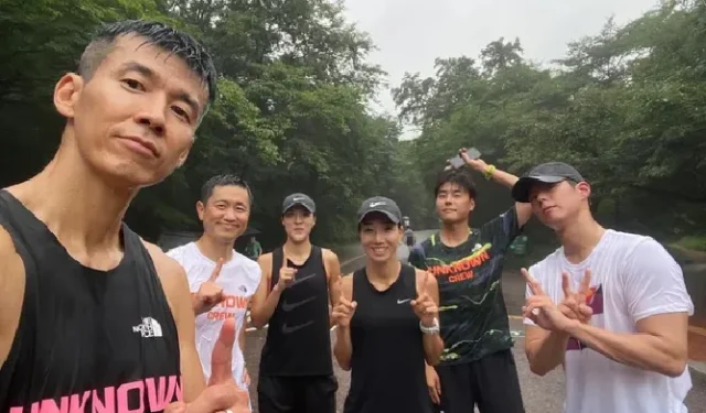 Park Bo Gum mostra espírito atlético e físico de cair o queixo em uma emocionante corrida de chuva 