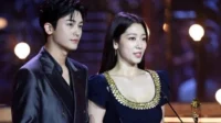 Park Shin Hye se roba la atención junto a su coprotagonista de “The Heirs”, una foto entre bastidores enloquece Internet 