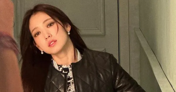 Park Shin Hye dévoile un charme séduisant à travers des photos brutes des coulisses 