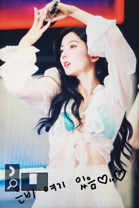 La déesse "Waterbomb" Kwon Eunbi recommence !  Soliste étourdit en bikini bleu pendant le festival