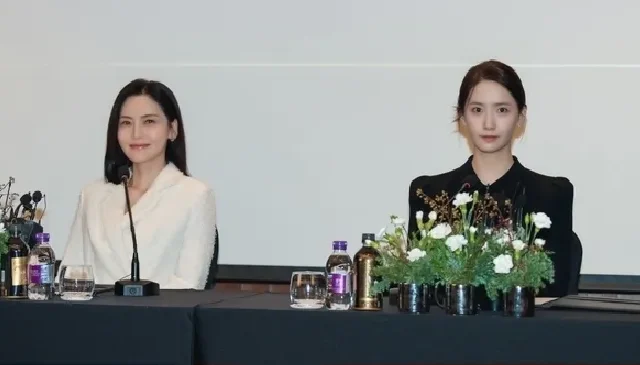 Lee Jun Ho X Im Yoona, contato visual afetuoso na conferência de imprensa (King the Land)