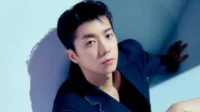 14:00 Uhr Wooyoung übernimmt die „doppelte“ Identität vom Idol zu DIESER Rolle bei JYP – Details im Inneren