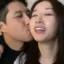 Jiyeon recibe un beso de su esposo Hwang Jae Gyun después de prepararle una fiesta sorpresa de cumpleaños y un regalo de lujo