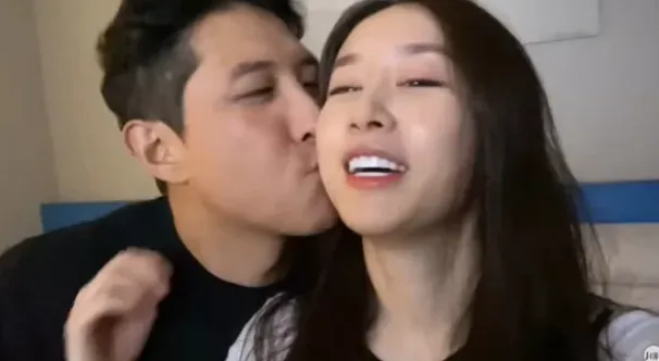 Jiyeon recibe un beso de su esposo Hwang Jae Gyun después de prepararle una fiesta sorpresa de cumpleaños y un regalo de lujo