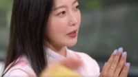 Kim Hee Sun surpreende os internautas com sua moda luxuosa ao aparecer no “You Quiz” 