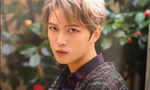 Kim Jae Joong orgulhosamente se orgulha do anel que recebeu de sua “namorada”