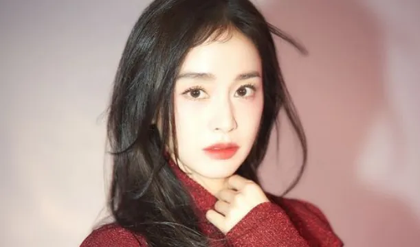 Kim Tae Hee exibe a beleza da deusa em sessão de fotos da Rolling Stone Korea e compartilha pensamentos sobre atuação