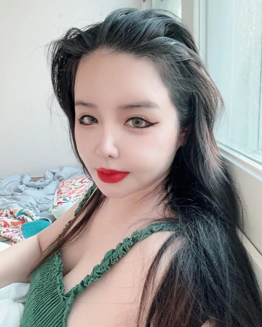 Reforma perturbadora?  Selfies de Park Bom deixam BOMSHELLs perplexos: 'Ela está irreconhecível agora'