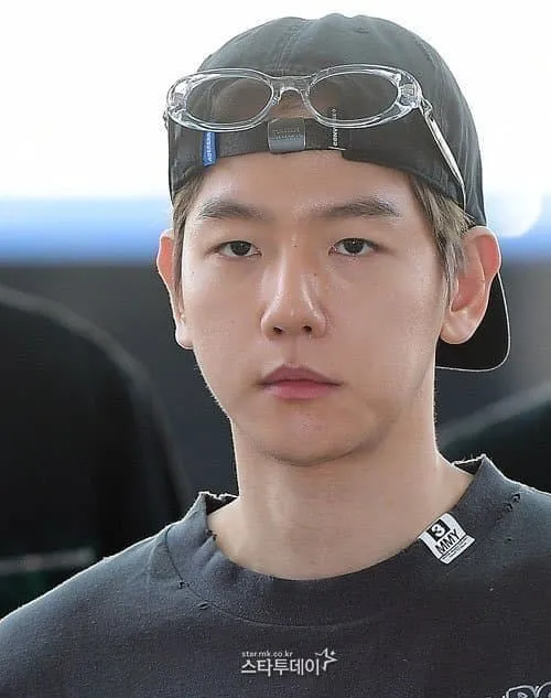 EXO Baekhyun é criticado por parecer 'velho' em foto de aeroporto - mas Eris sai em defesa do Idol