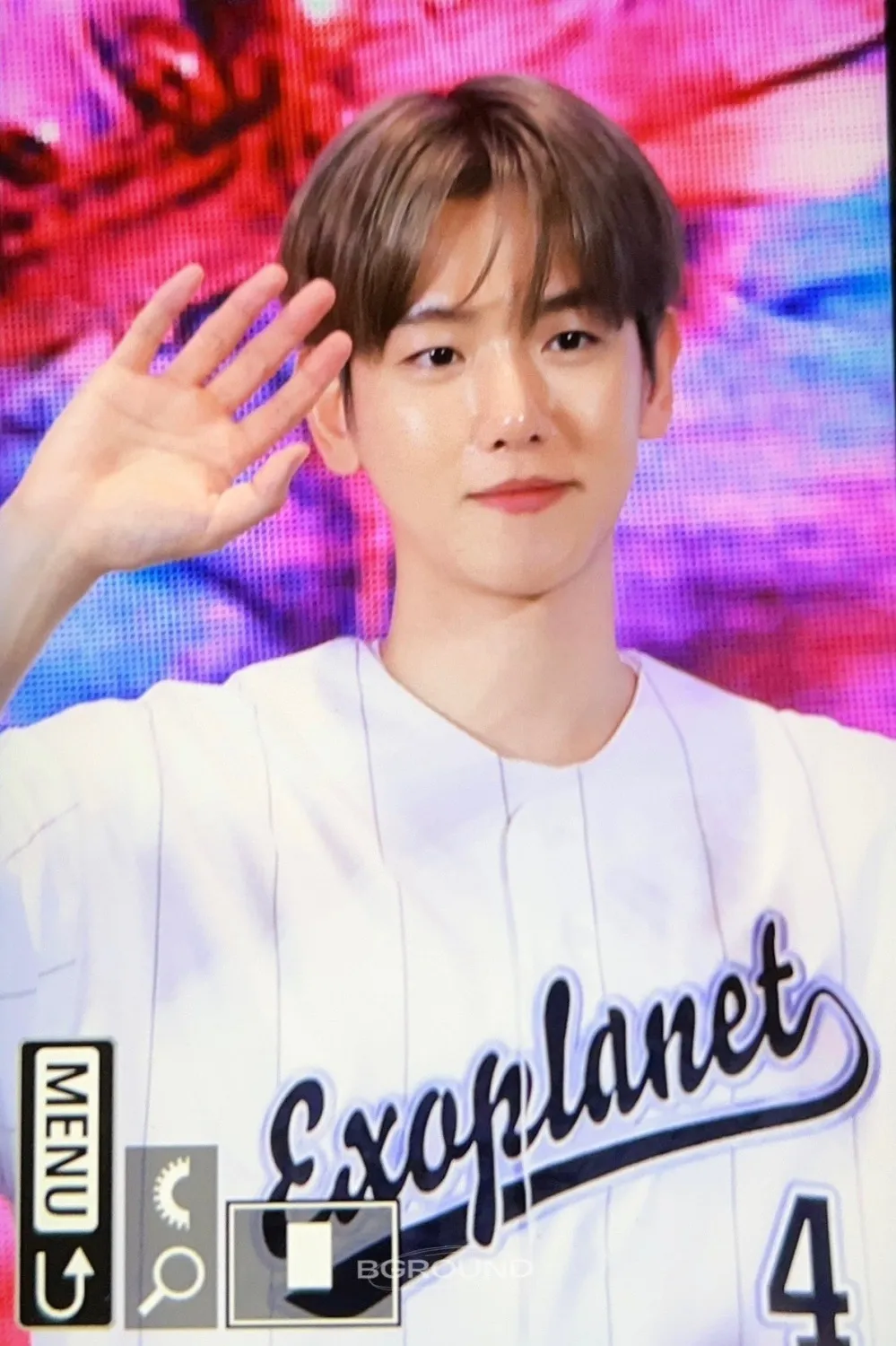 EXO Baekhyun wurde dafür kritisiert, dass er auf dem Flughafenfoto „alt“ aussah – aber Eris springt zu Idols Verteidigung