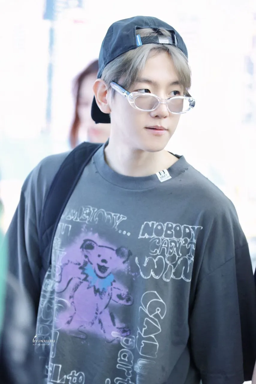 Baekhyun de EXO criticado por parecer 'viejo' en una foto del aeropuerto, pero Eris salta en defensa de Idol