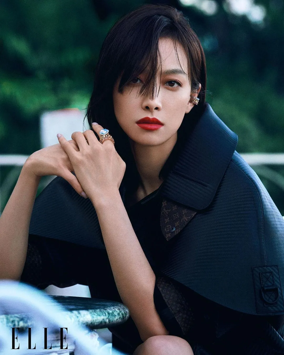 f(x) Victoria在最近的畫報中成為視覺熱門話題：“她不是Cheon Seo Jin嗎？”