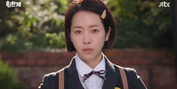 A atriz Han Ji Min, de 40 anos, aparece no novo drama “Beyond Your Touch” com uniforme escolar e cabelo curto