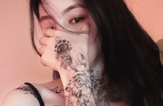 Han So Hee stordisce gli spettatori con la parte superiore del corpo ricoperta di tatuaggi, mostra un’aura feroce  