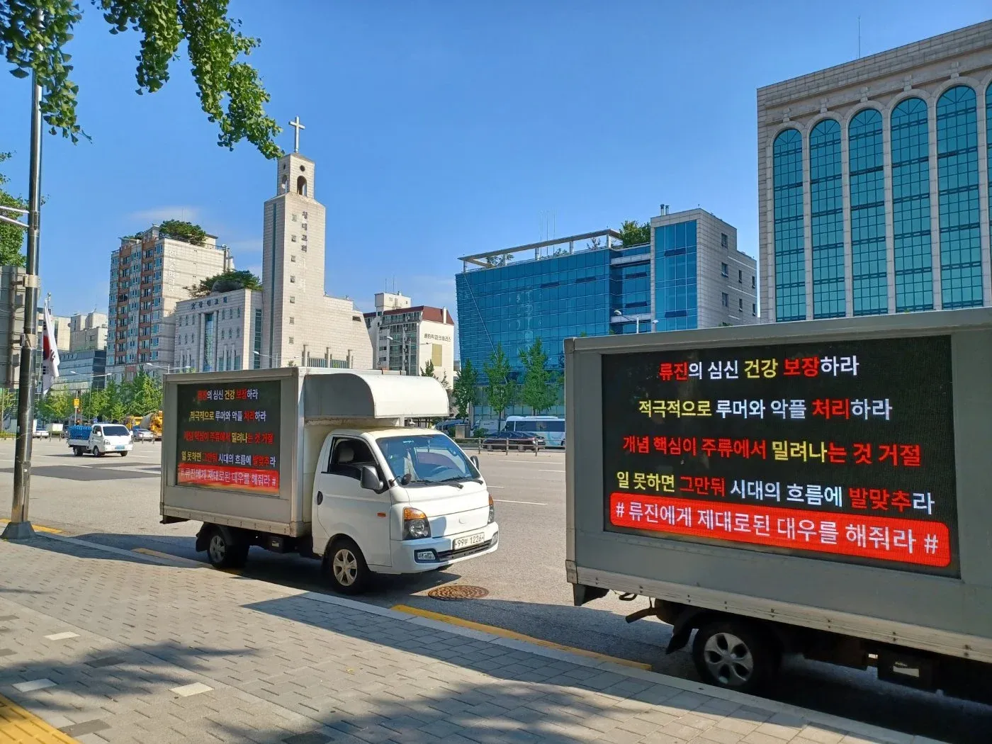 As atividades solo de ITZY Ryujin foram desprezadas?  Caminhões de protesto de rali dos MIDZYs em frente à JYPE!