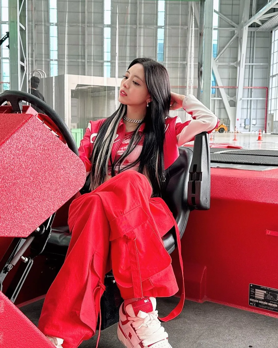 ITZY Yuna 'CAKE' 패션: 아이돌의 엣지&스포티 스타일로 'Bust It Up'하는 법!