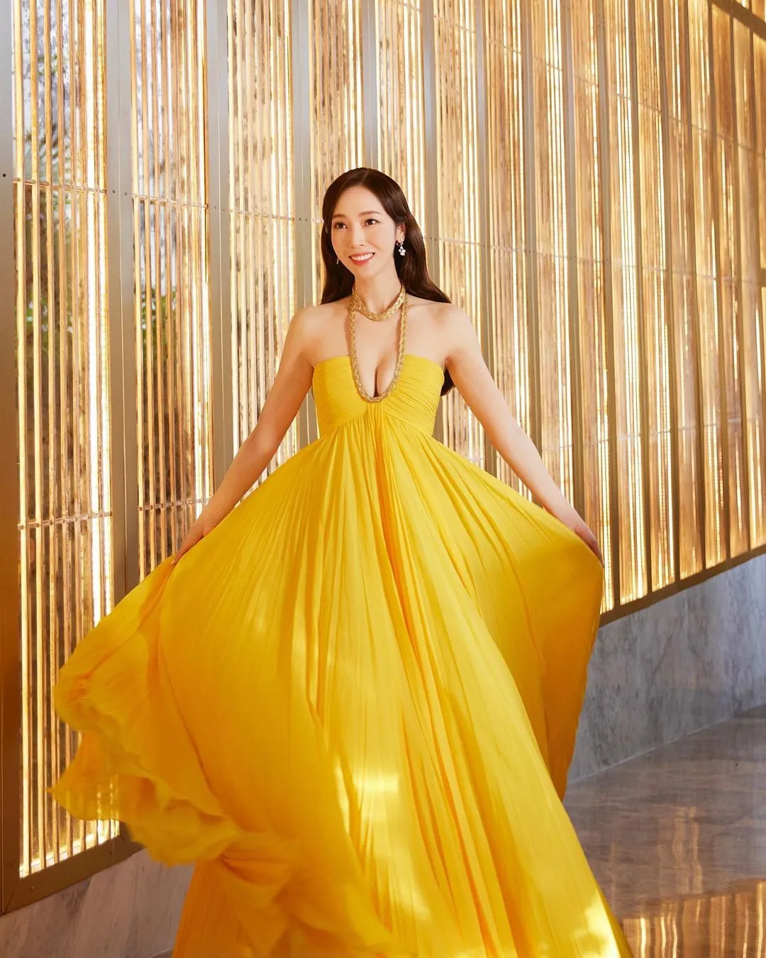 Jessica Jung, vêtue d'une robe jaune éblouissante et souriante... sexy + élégante