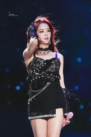 jisoo czarnoróżowy