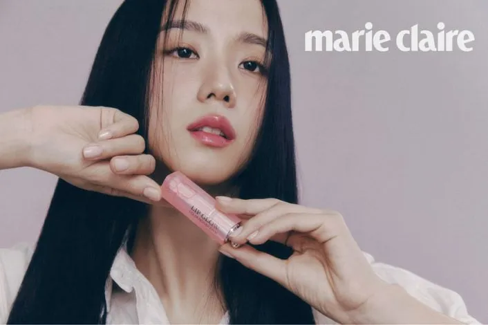 Jisoo czarnoróżowa Marie Claire