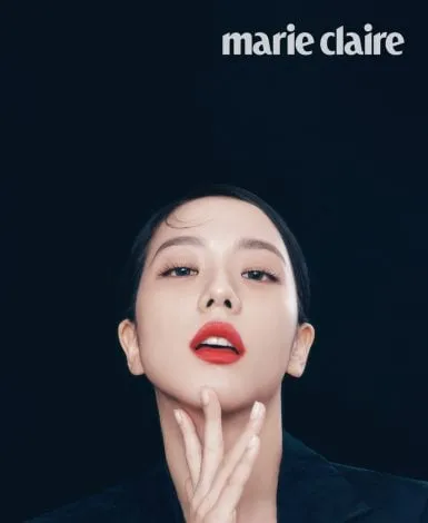 Jisoo czarnoróżowa Marie Claire