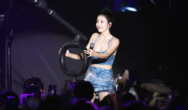 Kwon Eun Bi hace vibrar los corazones de los fans con su sensualidad al abrir una botella de agua en un concierto reciente