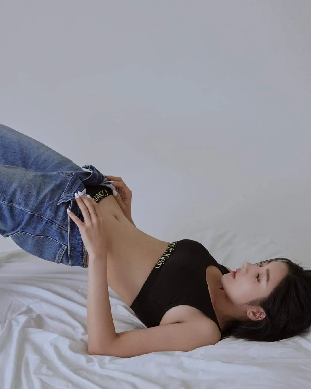 Kwon Eunbi hace alarde de figura de línea S y belleza natural en la última sesión de fotos de Calvin Klein