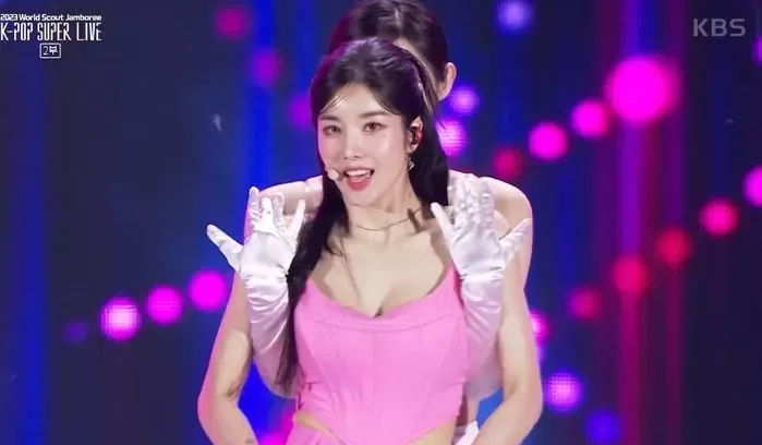 Kwon Eunbi se torna viral novamente, impressiona com a figura da linha S em roupa rosa choque