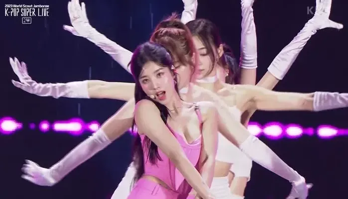 Kwon Eunbi wird wieder viral und beeindruckt mit S-Line-Figur im pinkfarbenen Outfit