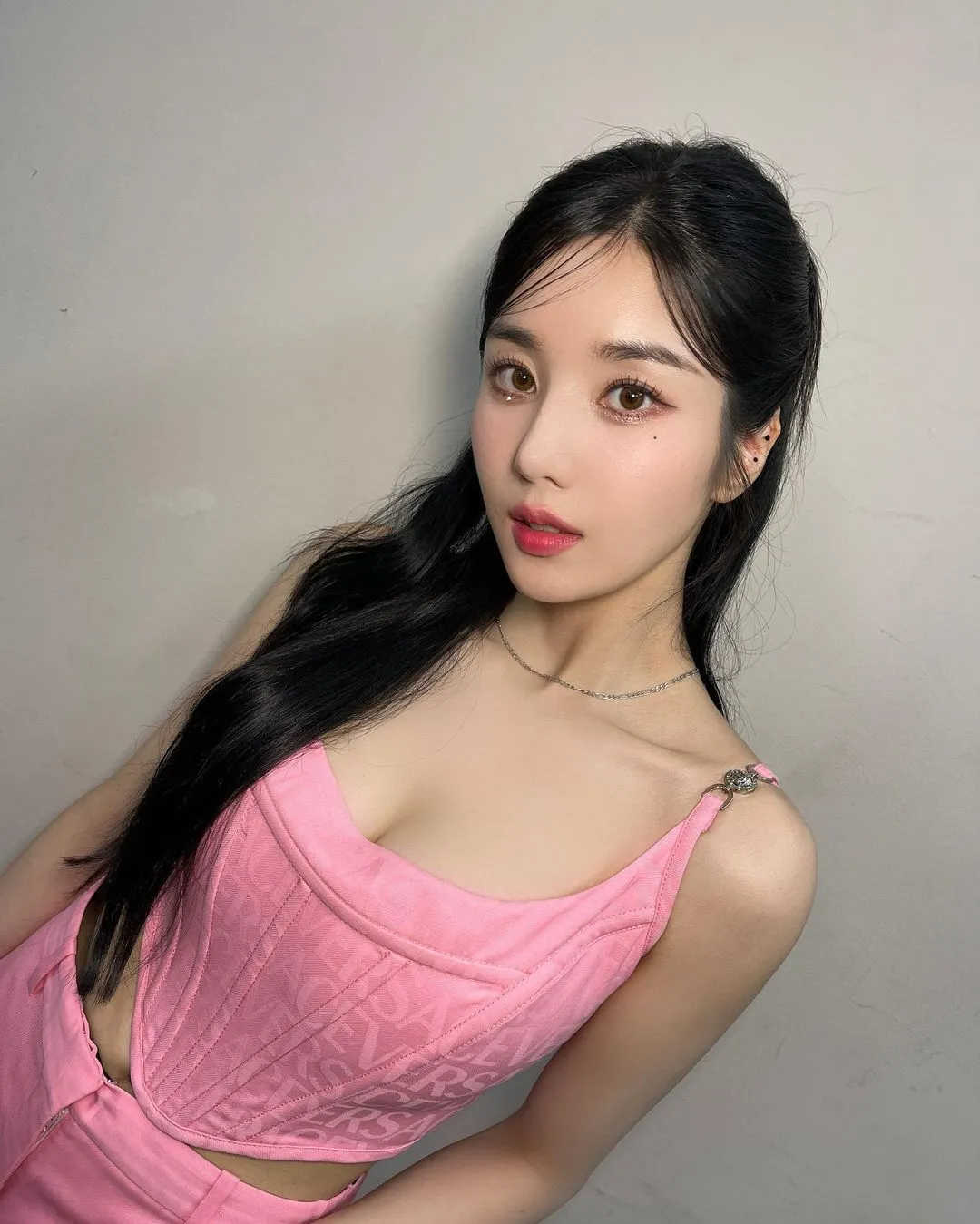 Kwon Eunbi se vuelve viral nuevamente, impresiona con figura S-Line en traje rosa fuerte