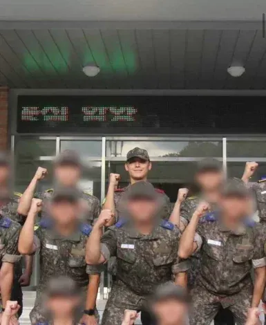 lee do hyun militaria  