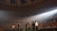 2PM 준호와 택연: 15주년 콘서트에서 셔츠를 찢고 웃음을 터뜨렸다