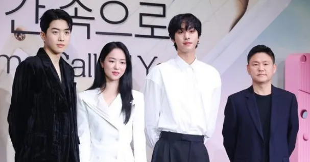 Jeon Yeo ha elogiato l’energia di Ahn Hyo Seop e Kang Hoon sul set di “A Time Called You”