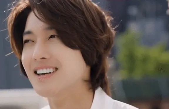 Kim Hyun Joong recreando escenas de “Boys Over Flowers”