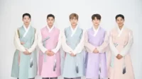 Ídolos do K-pop entregam saudações Chuseok em Hanboks coloridos (U-KISS, INFINITE, NewJeans e muito mais)