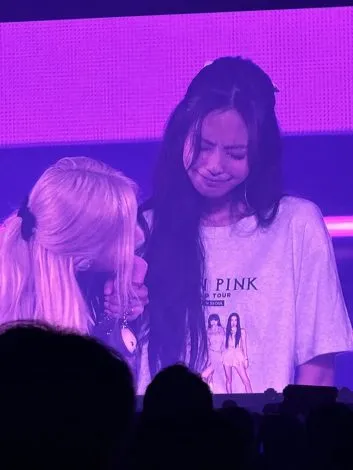 Jennie Blackpink weint im Konzert