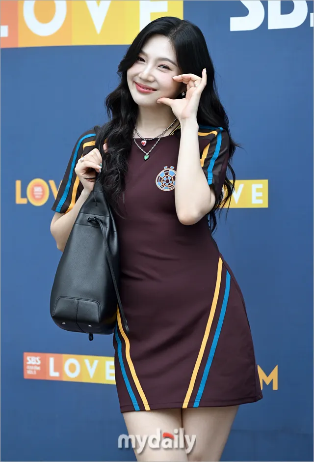 Red Velvet Joy dimostra di essere la "regina della moda" dopo aver emanato un'aura "costosa" in un abito da 60 dollari