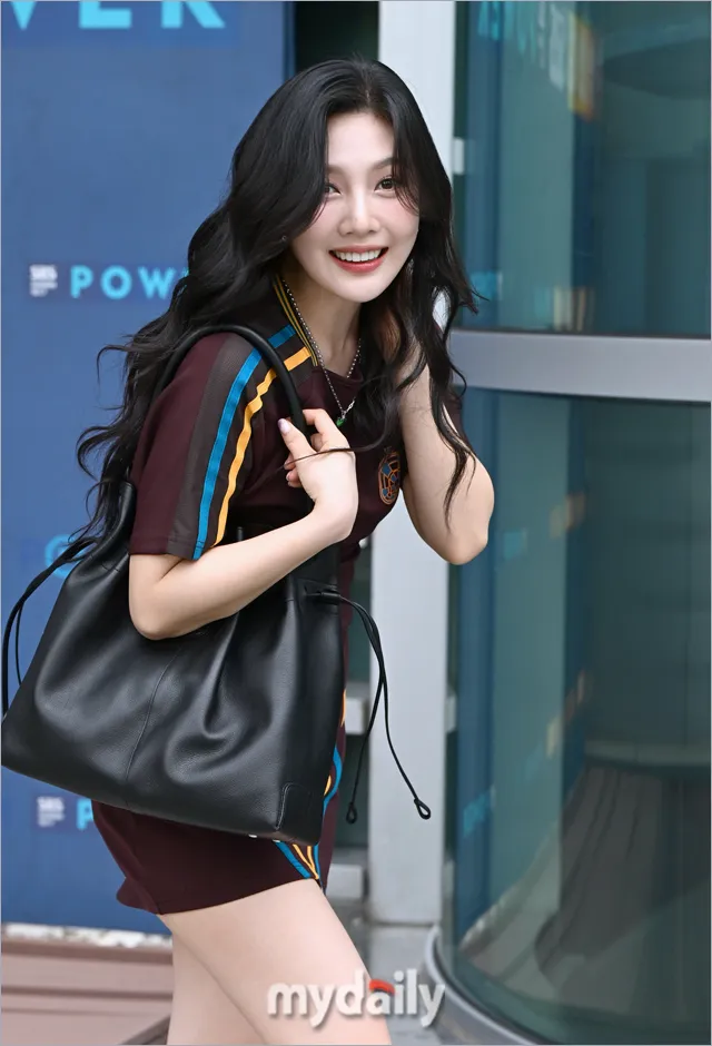 Red Velvet Joy prouve qu'elle est la « reine de la mode » après avoir dégagé une aura « chère » dans une robe à 60 $