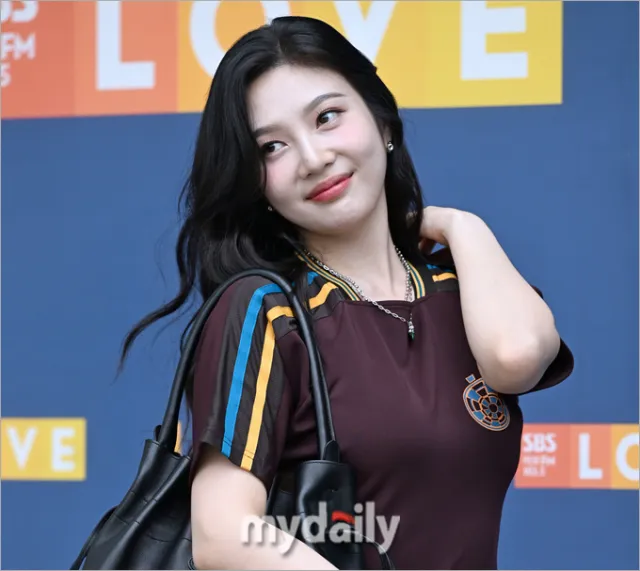 Red Velvet Joy beweist, dass sie „Modekönigin“ ist, nachdem sie in einem 60-Dollar-Kleid eine „teure“ Aura ausstrahlt