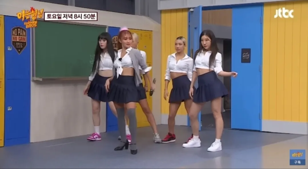 Sexualisierung der Schuluniform?  Hwasa löst nach dem Problem mit der R-19-Stufe eine weitere Kontroverse aus