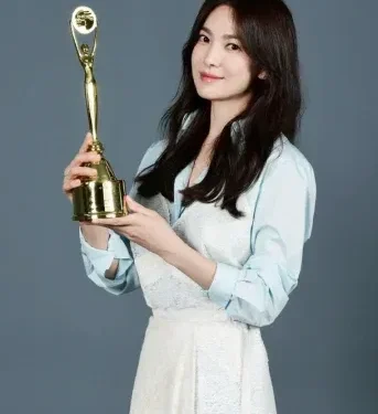 Entrevista com ‘Blue Dragon’ Daesang de Song Hye-kyo, “I Got Sick Of My Own Acting At Some Point”